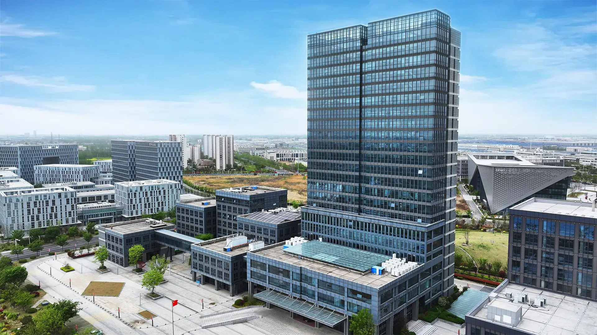 风雨操场网架工程优选江苏八方钢构集团，专业设计施工屋面一体化，助力校园建设品质升级